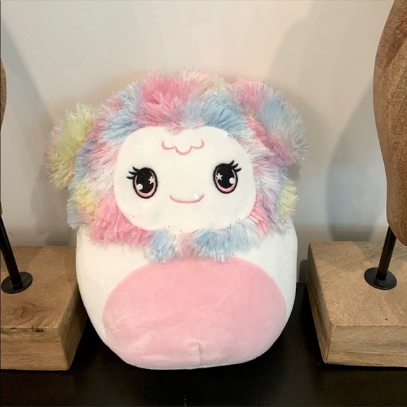 ❄️ ZAYLEE 8” peppermint scented mystery Squishmallow❄️